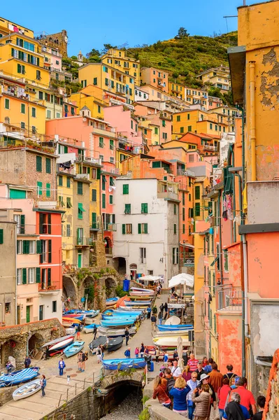 Riomaggiore, İtalya - 5 Mayıs 2016: İtalya'nın Liguria eyaletinin La Spezia eyaletinde yer alan Riomaggiore'nin (Rimazuu) güzel manzarası. Cinque Terre, Unesco Dünya Mirası