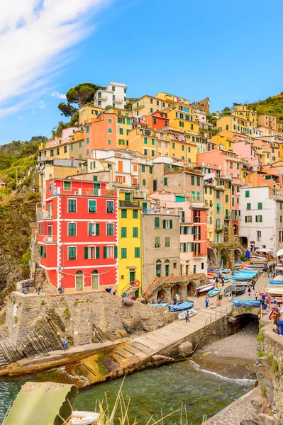 Riomaggiore, İtalya - 5 Mayıs 2016: İtalya'nın Liguria eyaletinin La Spezia eyaletinde yer alan Riomaggiore'nin (Rimazuu) güzel manzarası. Cinque Terre, Unesco Dünya Mirası