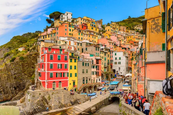 Riomaggiore, İtalya - 5 Mayıs 2016: İtalya'nın Liguria eyaletinin La Spezia eyaletinde yer alan Riomaggiore'nin (Rimazuu) güzel manzarası. Cinque Terre, Unesco Dünya Mirası