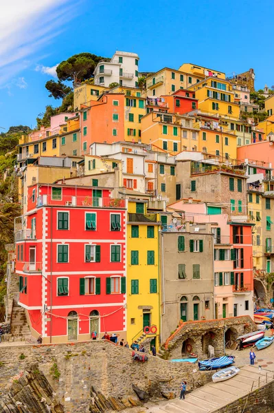 Riomaggiore, İtalya - 5 Mayıs 2016: İtalya'nın Liguria eyaletinin La Spezia eyaletinde yer alan Riomaggiore'nin (Rimazuu) güzel manzarası. Cinque Terre, Unesco Dünya Mirası