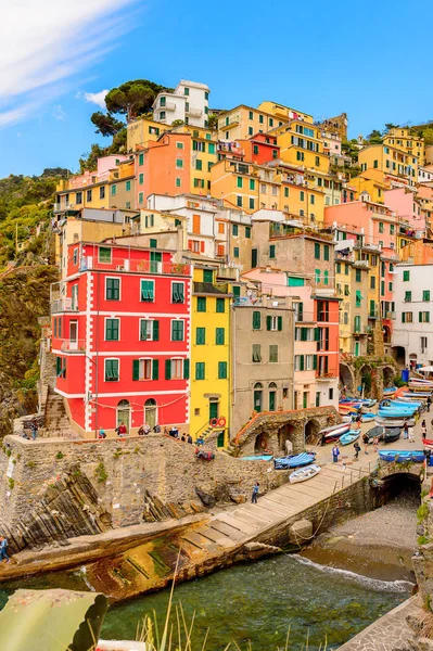 Riomaggiore, İtalya - 5 Mayıs 2016: İtalya'nın Liguria eyaletinin La Spezia eyaletinde yer alan Riomaggiore'nin (Rimazuu) güzel manzarası. Cinque Terre, Unesco Dünya Mirası
