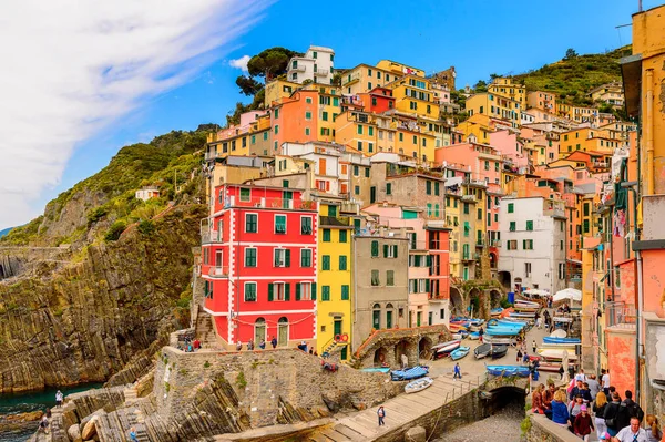 Riomaggiore, İtalya - 5 Mayıs 2016: İtalya'nın Liguria eyaletinin La Spezia eyaletinde yer alan Riomaggiore'nin (Rimazuu) güzel manzarası. Cinque Terre, Unesco Dünya Mirası