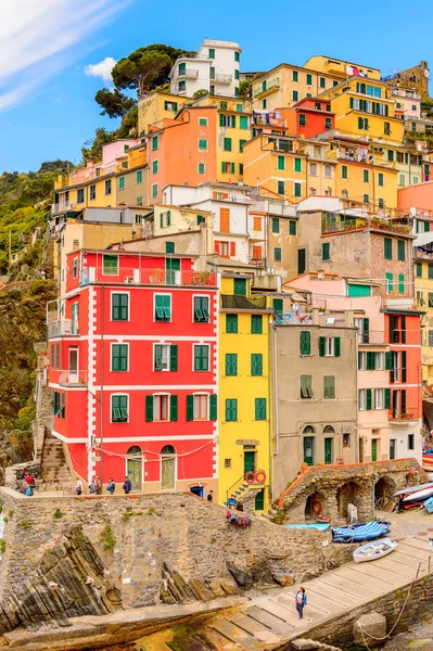 Riomaggiore, İtalya - 5 Mayıs 2016: İtalya'nın Liguria eyaletinin La Spezia eyaletinde yer alan Riomaggiore'nin (Rimazuu) güzel manzarası. Cinque Terre, Unesco Dünya Mirası