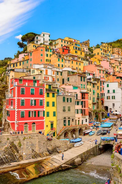 Riomaggiore, İtalya - 5 Mayıs 2016: İtalya'nın Liguria eyaletinin La Spezia eyaletinde yer alan Riomaggiore'nin (Rimazuu) güzel manzarası. Cinque Terre, Unesco Dünya Mirası