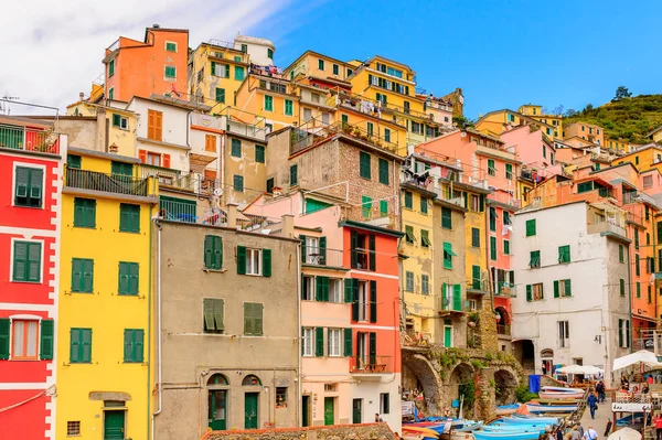 Riomaggiore, İtalya - 5 Mayıs 2016: İtalya'nın Liguria eyaletinin La Spezia eyaletinde yer alan Riomaggiore'nin (Rimazuu) güzel manzarası. Cinque Terre, Unesco Dünya Mirası