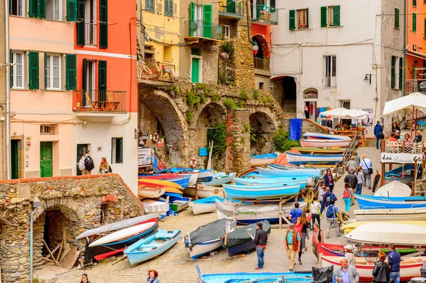 Riomaggiore, İtalya - 5 Mayıs 2016: Riomaggiore'de tekneler, La Spezia eyaletinde bir köy, Liguria, İtalya. Cinque Terre, Unesco Dünya Mirası