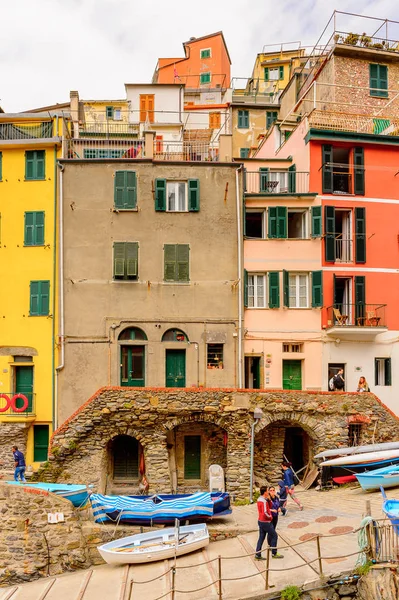Riomaggiore, İtalya - 5 Mayıs 2016: Riomaggiore'de tekneler, La Spezia eyaletinde bir köy, Liguria, İtalya. Cinque Terre, Unesco Dünya Mirası