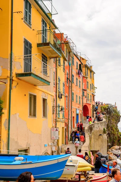 Riomaggiore, İtalya - 5 Mayıs 2016: Riomaggiore (Rimazuu), İtalya'nın Liguria eyaletinin La Spezia eyaletinde yer alan bir köy. Cinque Terre, Unesco Dünya Mirası