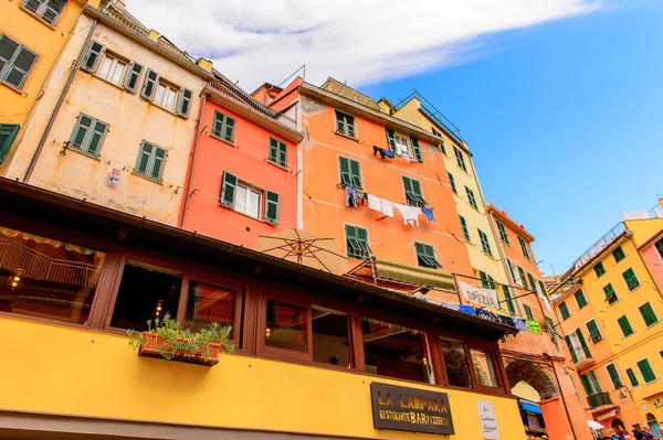 Riomaggiore, İtalya - 5 Mayıs 2016: Riomaggiore (Rimazuu), İtalya'nın Liguria eyaletinin La Spezia eyaletinde yer alan bir köy. Cinque Terre, Unesco Dünya Mirası