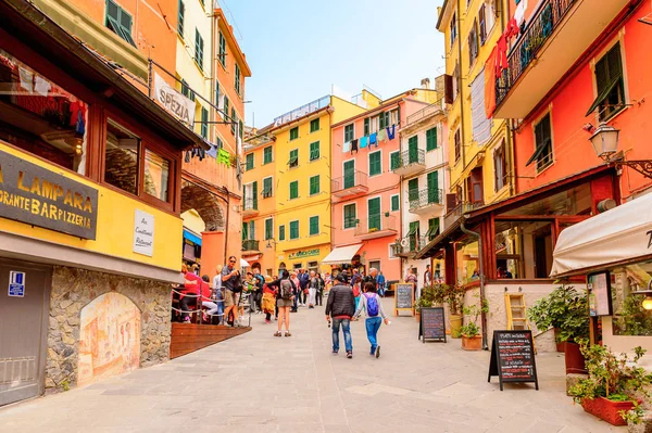 Riomaggiore, İtalya - 5 Mayıs 2016: Riomaggiore'nin merkez caddesi (Rimazuu), İtalya'nın Liguria eyaletinin La Spezia eyaletinde yer alan bir köy. Cinque Terre, Unesco Dünya Mirası