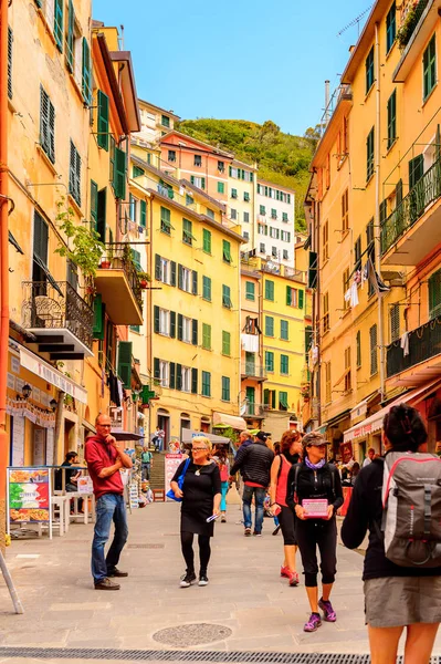 Riomaggiore, İtalya - 5 Mayıs 2016: Riomaggiore'nin merkez caddesi (Rimazuu), İtalya'nın Liguria eyaletinin La Spezia eyaletinde yer alan bir köy. Cinque Terre, Unesco Dünya Mirası