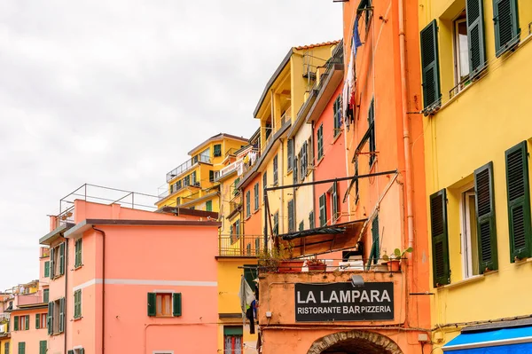 Riomaggiore, İtalya - 5 Mayıs 2016: Riomaggiore'nin merkez caddesi (Rimazuu), İtalya'nın Liguria eyaletinin La Spezia eyaletinde yer alan bir köy. Cinque Terre, Unesco Dünya Mirası