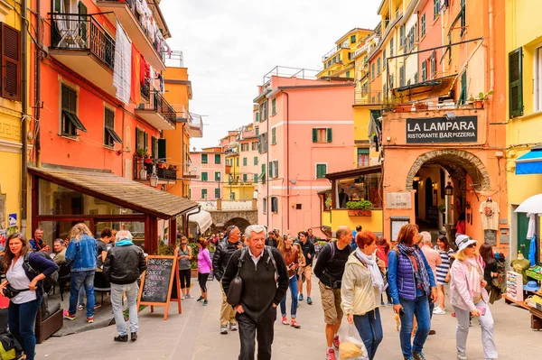 Riomaggiore, İtalya - 5 Mayıs 2016: Riomaggiore'nin merkez caddesi (Rimazuu), İtalya'nın Liguria eyaletinin La Spezia eyaletinde yer alan bir köy. Cinque Terre, Unesco Dünya Mirası