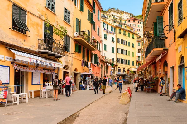 Riomaggiore, İtalya - 5 Mayıs 2016: Riomaggiore'nin merkez caddesi (Rimazuu), İtalya'nın Liguria eyaletinin La Spezia eyaletinde yer alan bir köy. Cinque Terre, Unesco Dünya Mirası