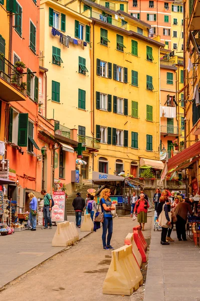 Riomaggiore, İtalya - 5 Mayıs 2016: Riomaggiore'nin merkez caddesi (Rimazuu), İtalya'nın Liguria eyaletinin La Spezia eyaletinde yer alan bir köy. Cinque Terre, Unesco Dünya Mirası