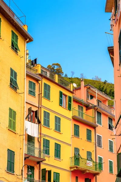 Riomaggiore, İtalya - 5 Mayıs 2016: Riomaggiore'nin merkez caddesi (Rimazuu), İtalya'nın Liguria eyaletinin La Spezia eyaletinde yer alan bir köy. Cinque Terre, Unesco Dünya Mirası