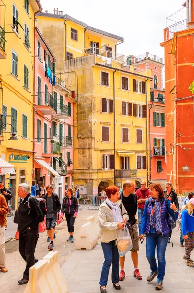 Riomaggiore, İtalya - 5 Mayıs 2016: Riomaggiore'nin merkez caddesi (Rimazuu), İtalya'nın Liguria eyaletinin La Spezia eyaletinde yer alan bir köy. Cinque Terre, Unesco Dünya Mirası