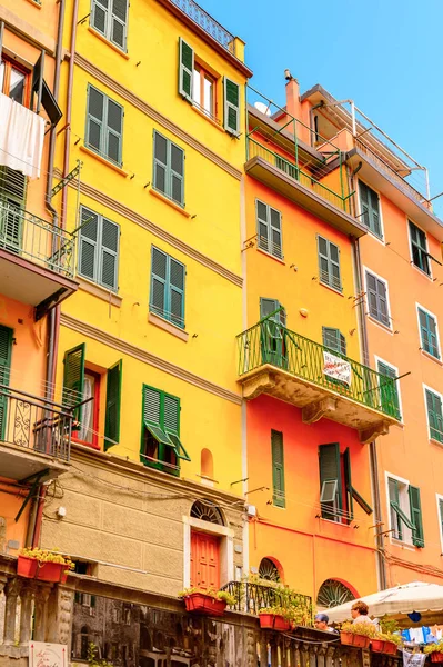 Riomaggiore, İtalya - 5 Mayıs 2016: Riomaggiore'nin merkez caddesi (Rimazuu), İtalya'nın Liguria eyaletinin La Spezia eyaletinde yer alan bir köy. Cinque Terre, Unesco Dünya Mirası