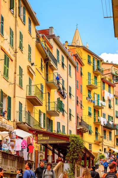 Riomaggiore, İtalya - 5 Mayıs 2016: Riomaggiore'nin merkez caddesi (Rimazuu), İtalya'nın Liguria eyaletinin La Spezia eyaletinde yer alan bir köy. Cinque Terre, Unesco Dünya Mirası