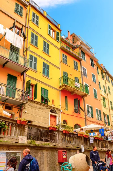 Riomaggiore, İtalya - 5 Mayıs 2016: Riomaggiore'nin merkez caddesi (Rimazuu), İtalya'nın Liguria eyaletinin La Spezia eyaletinde yer alan bir köy. Cinque Terre, Unesco Dünya Mirası