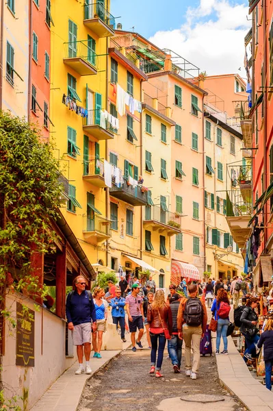 Riomaggiore, İtalya - 5 Mayıs 2016: Riomaggiore'nin merkez caddesi (Rimazuu), İtalya'nın Liguria eyaletinin La Spezia eyaletinde yer alan bir köy. Cinque Terre, Unesco Dünya Mirası