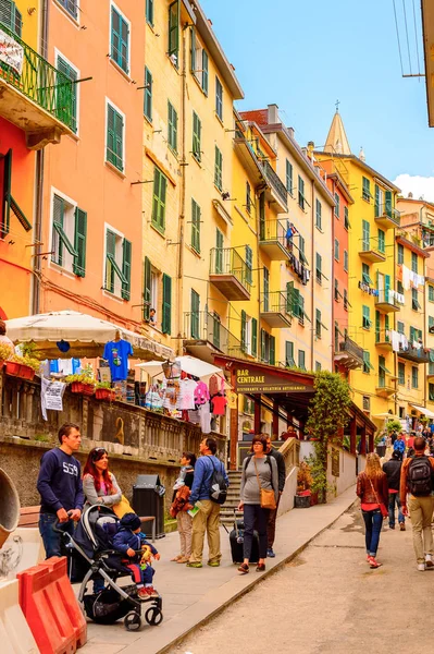 Riomaggiore, İtalya - 5 Mayıs 2016: Riomaggiore'nin merkez caddesi (Rimazuu), İtalya'nın Liguria eyaletinin La Spezia eyaletinde yer alan bir köy. Cinque Terre, Unesco Dünya Mirası