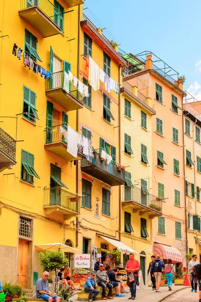Riomaggiore, İtalya - 5 Mayıs 2016: Riomaggiore'nin merkez caddesi (Rimazuu), İtalya'nın Liguria eyaletinin La Spezia eyaletinde yer alan bir köy. Cinque Terre, Unesco Dünya Mirası