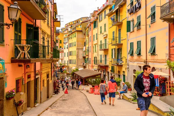 Riomaggiore, İtalya - 5 Mayıs 2016: Riomaggiore'nin merkez caddesi (Rimazuu), İtalya'nın Liguria eyaletinin La Spezia eyaletinde yer alan bir köy. Cinque Terre, Unesco Dünya Mirası