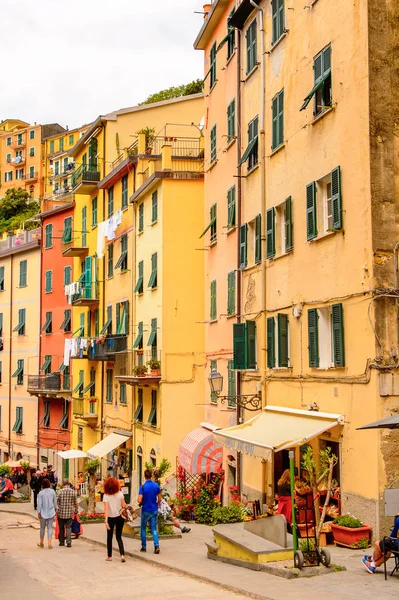 Riomaggiore, İtalya - 5 Mayıs 2016: Riomaggiore'nin merkez caddesi (Rimazuu), İtalya'nın Liguria eyaletinin La Spezia eyaletinde yer alan bir köy. Cinque Terre, Unesco Dünya Mirası