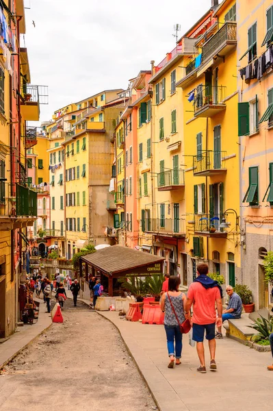 Riomaggiore, İtalya - 5 Mayıs 2016: Riomaggiore'nin merkez caddesi (Rimazuu), İtalya'nın Liguria eyaletinin La Spezia eyaletinde yer alan bir köy. Cinque Terre, Unesco Dünya Mirası