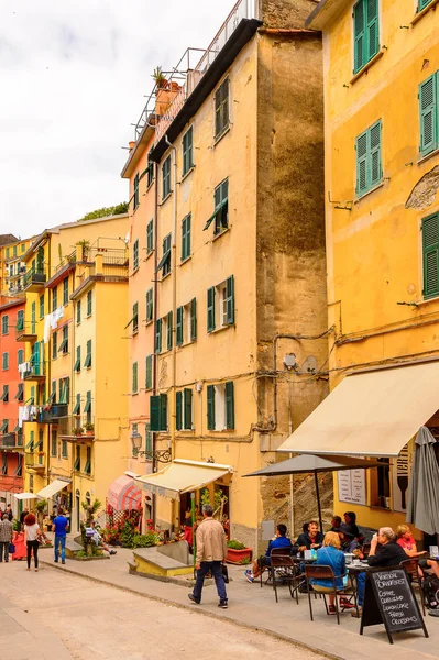 Riomaggiore, İtalya - 5 Mayıs 2016: Riomaggiore'nin merkez caddesi (Rimazuu), İtalya'nın Liguria eyaletinin La Spezia eyaletinde yer alan bir köy. Cinque Terre, Unesco Dünya Mirası