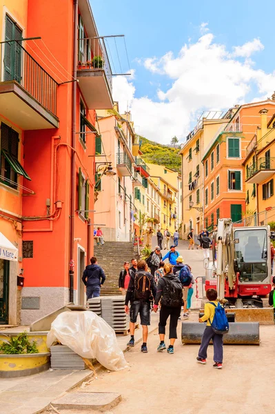 Riomaggiore, İtalya - 5 Mayıs 2016: Riomaggiore'nin merkez caddesi (Rimazuu), İtalya'nın Liguria eyaletinin La Spezia eyaletinde yer alan bir köy. Cinque Terre, Unesco Dünya Mirası