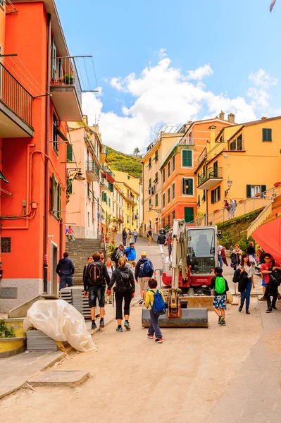 Riomaggiore, İtalya - 5 Mayıs 2016: Riomaggiore'nin merkez caddesi (Rimazuu), İtalya'nın Liguria eyaletinin La Spezia eyaletinde yer alan bir köy. Cinque Terre, Unesco Dünya Mirası