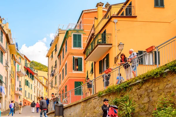 Riomaggiore, İtalya - 5 Mayıs 2016: Riomaggiore'nin merkez caddesi (Rimazuu), İtalya'nın Liguria eyaletinin La Spezia eyaletinde yer alan bir köy. Cinque Terre, Unesco Dünya Mirası