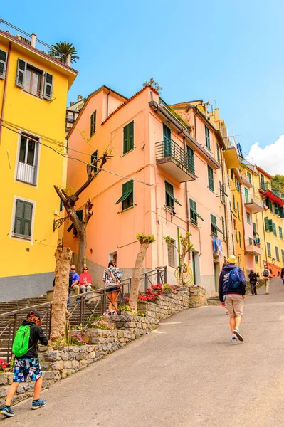 Riomaggiore, İtalya - 5 Mayıs 2016: Riomaggiore'nin merkez caddesi (Rimazuu), İtalya'nın Liguria eyaletinin La Spezia eyaletinde yer alan bir köy. Cinque Terre, Unesco Dünya Mirası