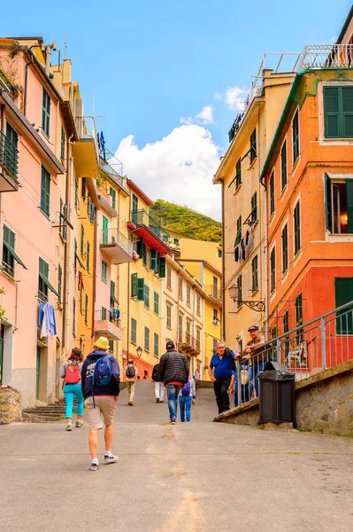 Riomaggiore, İtalya - 5 Mayıs 2016: Riomaggiore'nin merkez caddesi (Rimazuu), İtalya'nın Liguria eyaletinin La Spezia eyaletinde yer alan bir köy. Cinque Terre, Unesco Dünya Mirası
