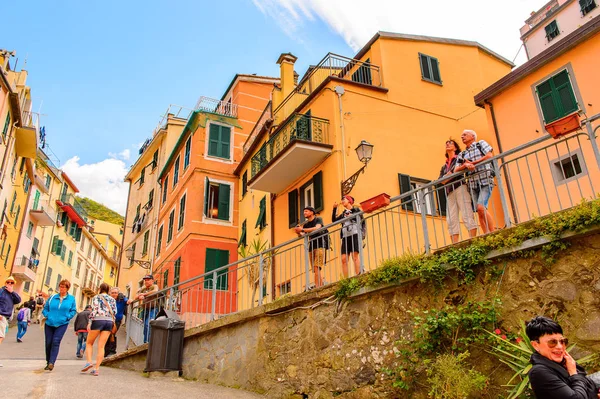 Riomaggiore, İtalya - 5 Mayıs 2016: Riomaggiore'nin merkez caddesi (Rimazuu), İtalya'nın Liguria eyaletinin La Spezia eyaletinde yer alan bir köy. Cinque Terre, Unesco Dünya Mirası