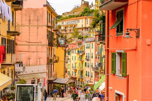 Riomaggiore, İtalya - 5 Mayıs 2016: Riomaggiore (Rimazuu), İtalya'nın Liguria eyaletinin La Spezia eyaletinde yer alan bir köy. Cinque Terre, Unesco Dünya Mirası