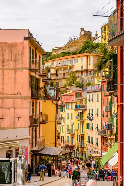 Riomaggiore, İtalya - 5 Mayıs 2016: Riomaggiore (Rimazuu), İtalya'nın Liguria eyaletinin La Spezia eyaletinde yer alan bir köy. Cinque Terre, Unesco Dünya Mirası
