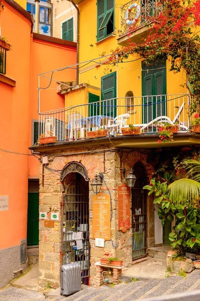 Riomaggiore, İtalya - 5 Mayıs 2016: Riomaggiore Evi (Rimazuu), La Spezia eyaletinde bir köy, Liguria, İtalya. Cinque Terre, Unesco Dünya Mirası