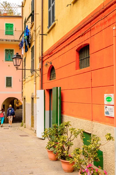 Riomaggiore, İtalya - 5 Mayıs 2016: Riomaggiore Evi (Rimazuu), La Spezia eyaletinde bir köy, Liguria, İtalya. Cinque Terre, Unesco Dünya Mirası