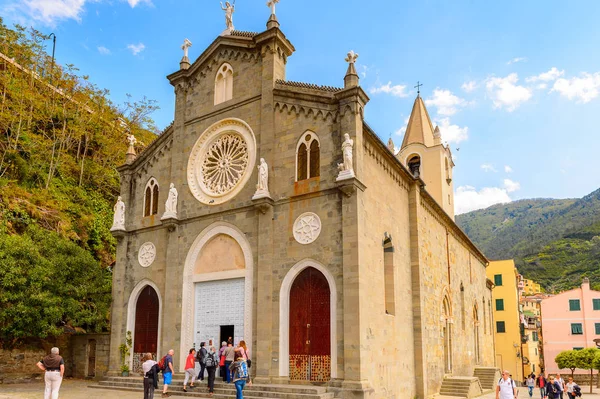 Riomaggiore, İtalya - 5 Mayıs 2016: Riomaggiore Katolik kilisesi (Rimazuu), La Spezia eyaletinde bir köy, Liguria, İtalya. Cinque Terre, Unesco Dünya Mirası