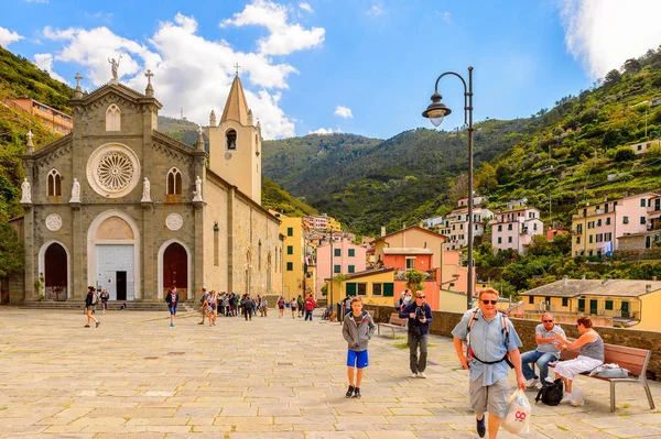 Riomaggiore, İtalya - 5 Mayıs 2016: Riomaggiore Katolik kilisesi (Rimazuu), La Spezia eyaletinde bir köy, Liguria, İtalya. Cinque Terre, Unesco Dünya Mirası