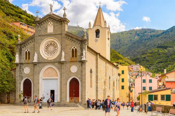 Riomaggiore, İtalya - 5 Mayıs 2016: Riomaggiore Katolik kilisesi (Rimazuu), La Spezia eyaletinde bir köy, Liguria, İtalya. Cinque Terre, Unesco Dünya Mirası