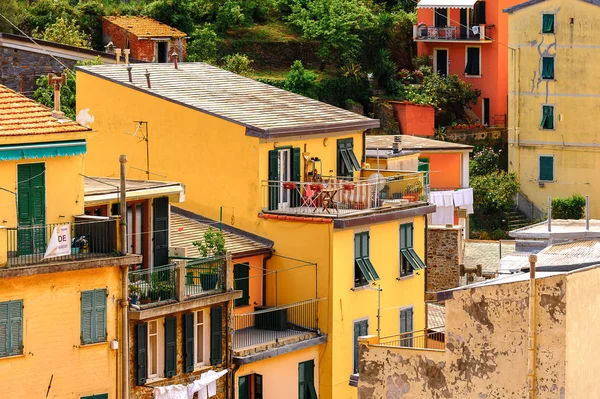 Riomaggiore, İtalya - 5 Mayıs 2016: Riomaggiore, La Spezia eyaletinde bir köy, Liguria, İtalya. Unesco Dünya Mirası Listesi'ndeki Cinque Terre topraklarından biri.