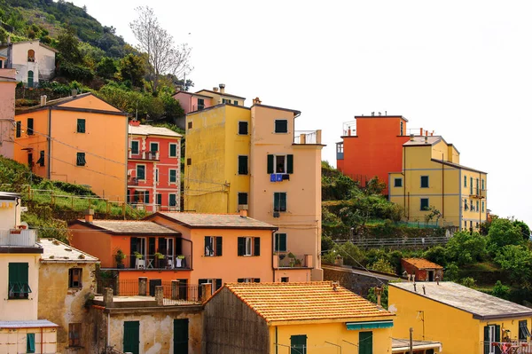 Riomaggiore, İtalya - 5 Mayıs 2016: Riomaggiore, La Spezia eyaletinde bir köy, Liguria, İtalya. Unesco Dünya Mirası Listesi'ndeki Cinque Terre topraklarından biri.