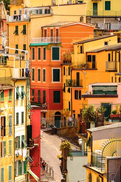 Riomaggiore, İtalya - 5 Mayıs 2016: Riomaggiore, La Spezia eyaletinde bir köy, Liguria, İtalya. Unesco Dünya Mirası Listesi'ndeki Cinque Terre topraklarından biri.