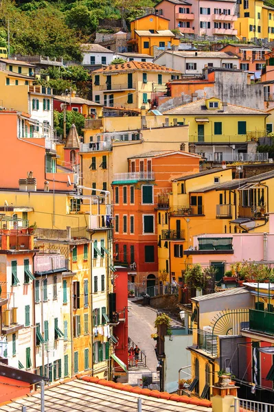 Riomaggiore, İtalya - 5 Mayıs 2016: Riomaggiore, La Spezia eyaletinde bir köy, Liguria, İtalya. Unesco Dünya Mirası Listesi'ndeki Cinque Terre topraklarından biri.