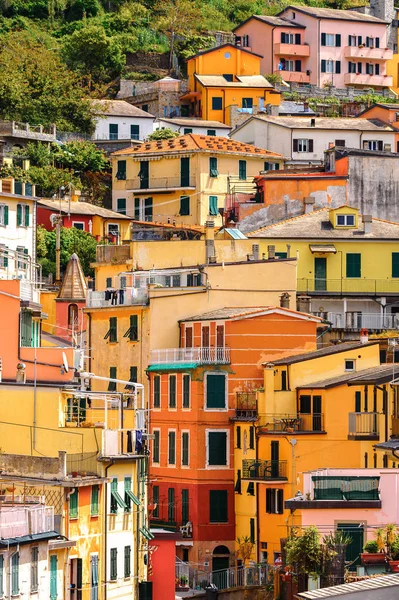 Riomaggiore, İtalya - 5 Mayıs 2016: Riomaggiore, La Spezia eyaletinde bir köy, Liguria, İtalya. Unesco Dünya Mirası Listesi'ndeki Cinque Terre topraklarından biri.