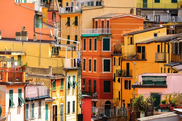 Riomaggiore, İtalya - 5 Mayıs 2016: Riomaggiore Evleri, La Spezia eyaletinde bir köy, Liguria, İtalya. Unesco Dünya Mirası Listesi'ndeki Cinque Terre topraklarından biri.